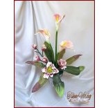 Kálás-magnóliás ikebana vödörben 