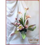 Kálás-magnóliás ikebana vödörben 