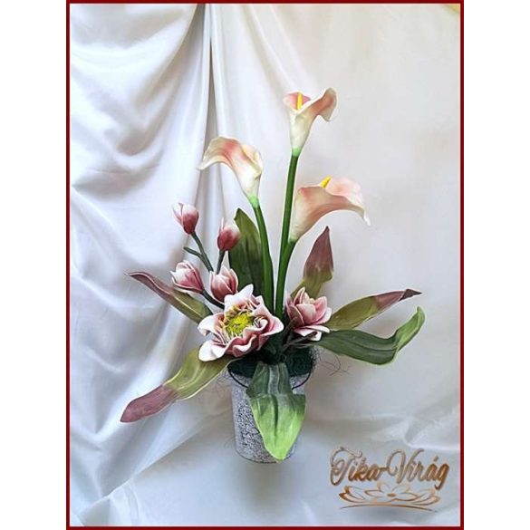 Kálás-magnóliás ikebana vödörben 