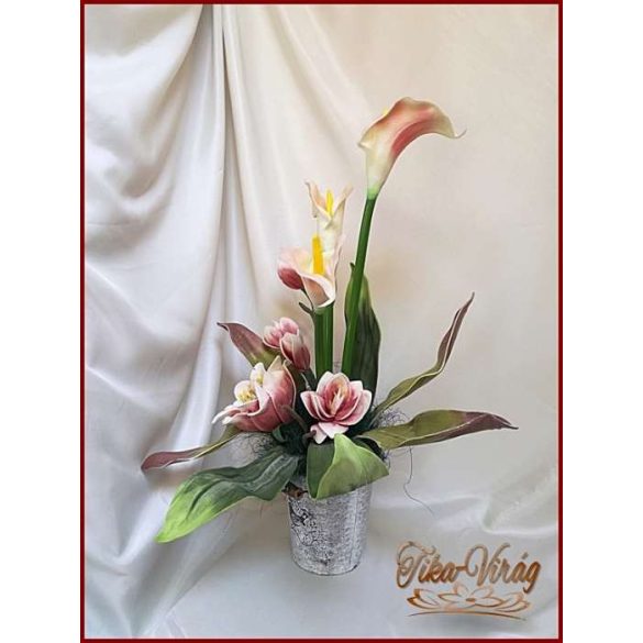 Kálás-magnóliás ikebana vödörben 