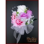 Fehér rózsa-lila-rózsaszín díszítéssel kitűző, bokréta 