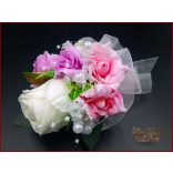 Fehér rózsa-lila-rózsaszín díszítéssel kitűző, bokréta 