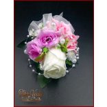 Fehér rózsa-lila-rózsaszín díszítéssel kitűző, bokréta 