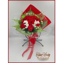 Kutyus illatos szappan-virág csokorba kötve piros színű 