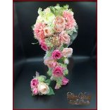 Púder-ekrü-rózsaszín örök-csokor rózsákkal, paeoniaval, liziantuszaszal és dáliával + kitűzővel  