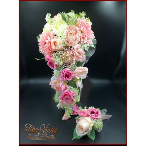 Púder-ekrü-rózsaszín örök-csokor rózsákkal, paeoniaval, liziantuszaszal és dáliával + kitűzővel  