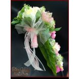 Púder-ekrü-rózsaszín örök-csokor rózsákkal, paeoniaval, liziantuszaszal és dáliával + kitűzővel  