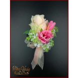 Púder-ekrü-rózsaszín örök-csokor rózsákkal, paeoniaval, liziantuszaszal és dáliával + kitűzővel  