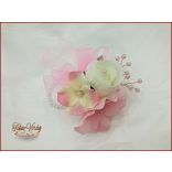 Rózsaszín-fehér rózsás-hortenziás csuklódísz gyöngysoron 