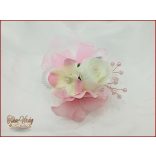 Rózsaszín-fehér rózsás-hortenziás csuklódísz gyöngysoron 