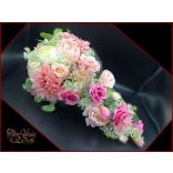 Púder-ekrü-rózsaszín örök-csokor rózsákkal, paeoniaval, liziantuszaszal és dáliával 