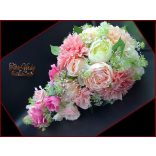 Púder-ekrü-rózsaszín örök-csokor rózsákkal, paeoniaval, liziantuszaszal és dáliával 