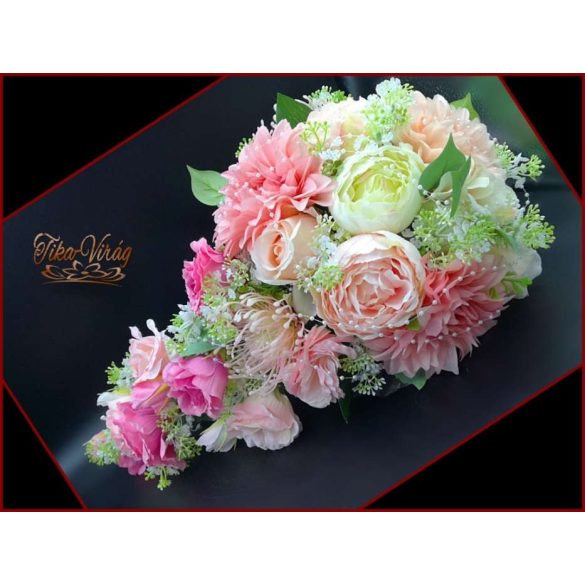 Púder-ekrü-rózsaszín örök-csokor rózsákkal, paeoniaval, liziantuszaszal és dáliával 