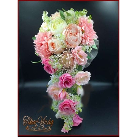 Púder-ekrü-rózsaszín örök-csokor rózsákkal, paeoniaval, liziantuszaszal és dáliával 