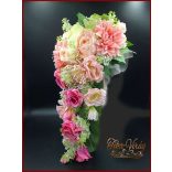 Púder-ekrü-rózsaszín örök-csokor rózsákkal, paeoniaval, liziantuszaszal és dáliával 