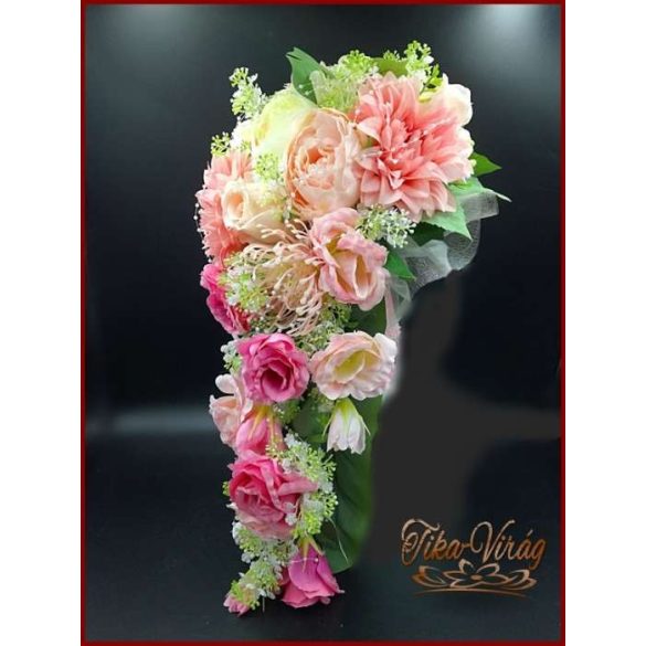 Púder-ekrü-rózsaszín örök-csokor rózsákkal, paeoniaval, liziantuszaszal és dáliával 