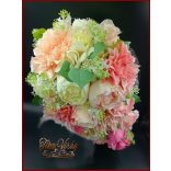 Púder-ekrü-rózsaszín örök-csokor rózsákkal, paeoniaval, liziantuszaszal és dáliával 