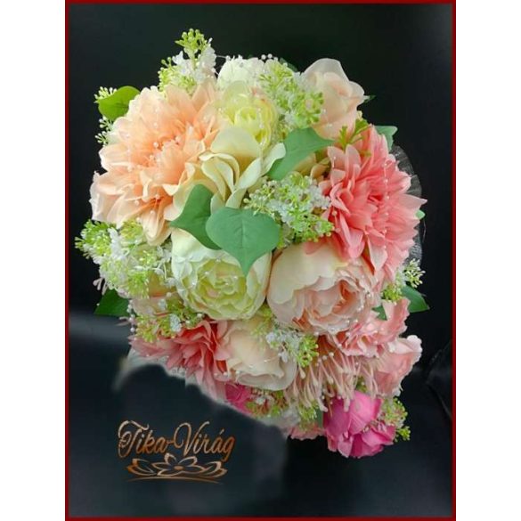 Púder-ekrü-rózsaszín örök-csokor rózsákkal, paeoniaval, liziantuszaszal és dáliával 