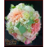 Púder-ekrü-rózsaszín örök-csokor rózsákkal, paeoniaval, liziantuszaszal és dáliával 