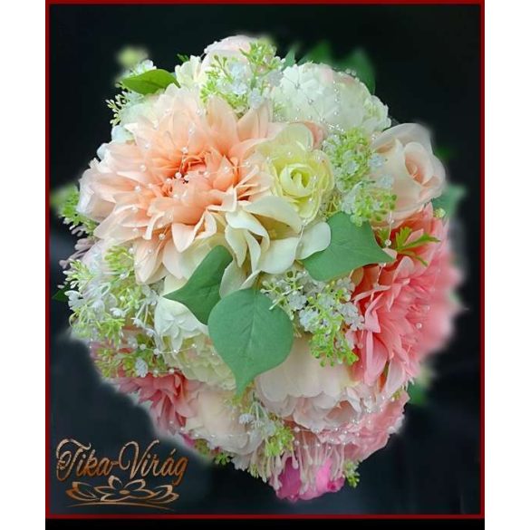 Púder-ekrü-rózsaszín örök-csokor rózsákkal, paeoniaval, liziantuszaszal és dáliával 