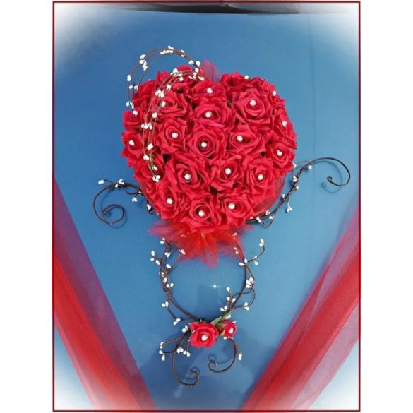 Szív-alakú, különleges formájú autódísz piros rózsákból  