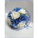 Tört-fehér rózsás- kék azáleás örök-csokor 