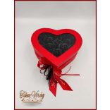 Piros ablakos szív dobozba rejtett 18 szál fekete szappanrózsát 