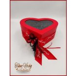 Piros ablakos szív dobozba rejtett 18 szál fekete szappanrózsát 