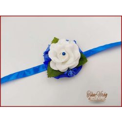 Fehér rózsás- királykék díszítésű csuklódísz 