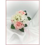 Rózsaszín rózsás-fehér díszítésű örök-csokor 