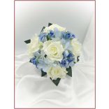 Tört-fehér rózsás-kék díszítésű örök-csokor 