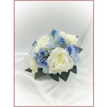 Tört-fehér rózsás-kék díszítésű örök-csokor 