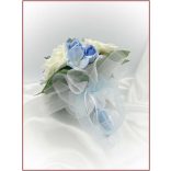 Tört-fehér rózsás-kék díszítésű örök-csokor 