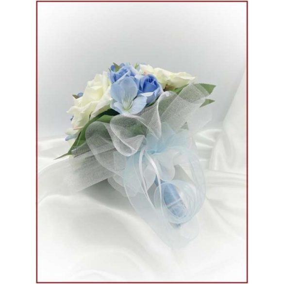 Tört-fehér rózsás-kék díszítésű örök-csokor 