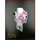 Fehér rózsás-lila rózsával díszített kitűző, bokréta 