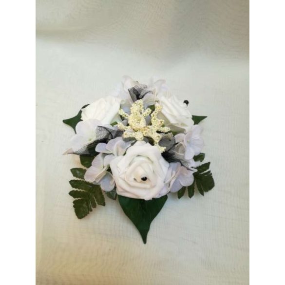 Asztaldísz fehér rózsás-fekete díszítéssel 