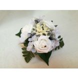 Asztaldísz fehér rózsás-fekete díszítéssel 