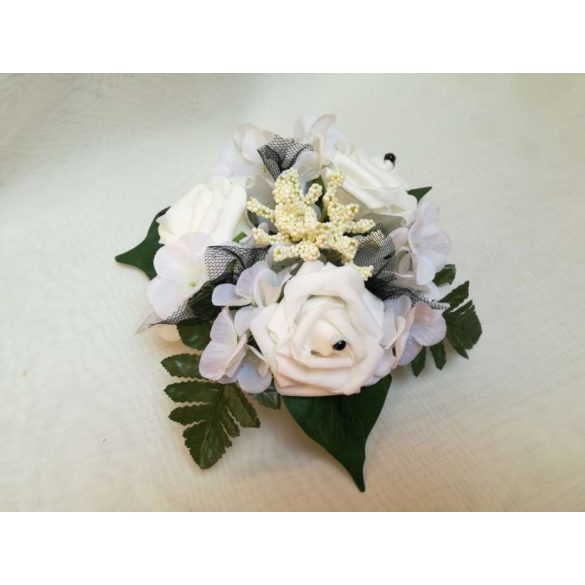 Asztaldísz fehér rózsás-fekete díszítéssel 