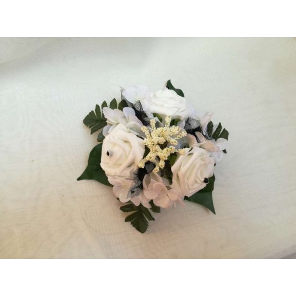 Asztaldísz fehér rózsás-fekete díszítéssel 