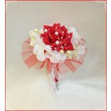 Piros rózsás-fehér hortenziás koszorúslány, dobó vagy köszöntő örök-csokor 