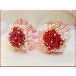 Piros rózsás-fehér hortenziás koszorúslány, dobó vagy köszöntő örök-csokor 