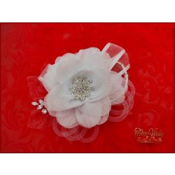   Fehér színű csuklódísz, cirkónium kövekkel díszített, strasszos karkötőn 