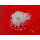 Fehér színű csuklódísz strasszos karkötőn 