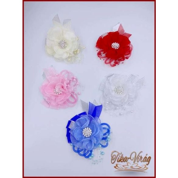 Fehér színű csuklódísz strasszos karkötőn 