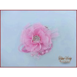 Rózsaszín színű csuklódísz strasszos karkötőn 