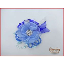 Kék színű csuklódísz strasszos karkötőn 