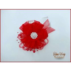 Piros színű csuklódísz strasszos karkötőn 