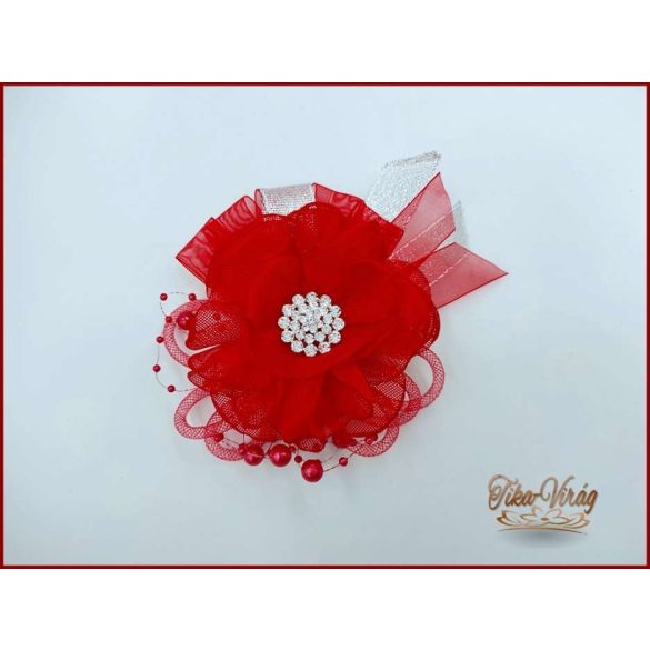 Piros színű csuklódísz strasszos karkötőn 