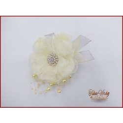 Ekrü színű csuklódísz strasszos karkötőn 