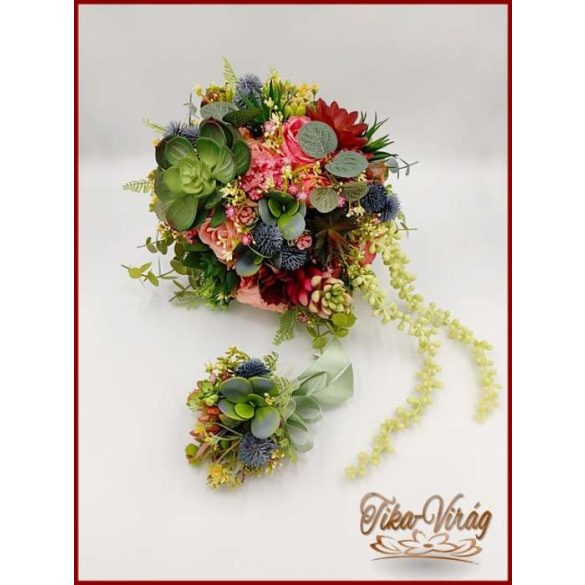 Pozsgás virágokból álló örök-csokor + kitűzővel 